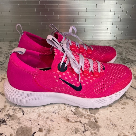 Nike Women’s Escape Run Flyknit Running Shoe - Picture 3 of 7